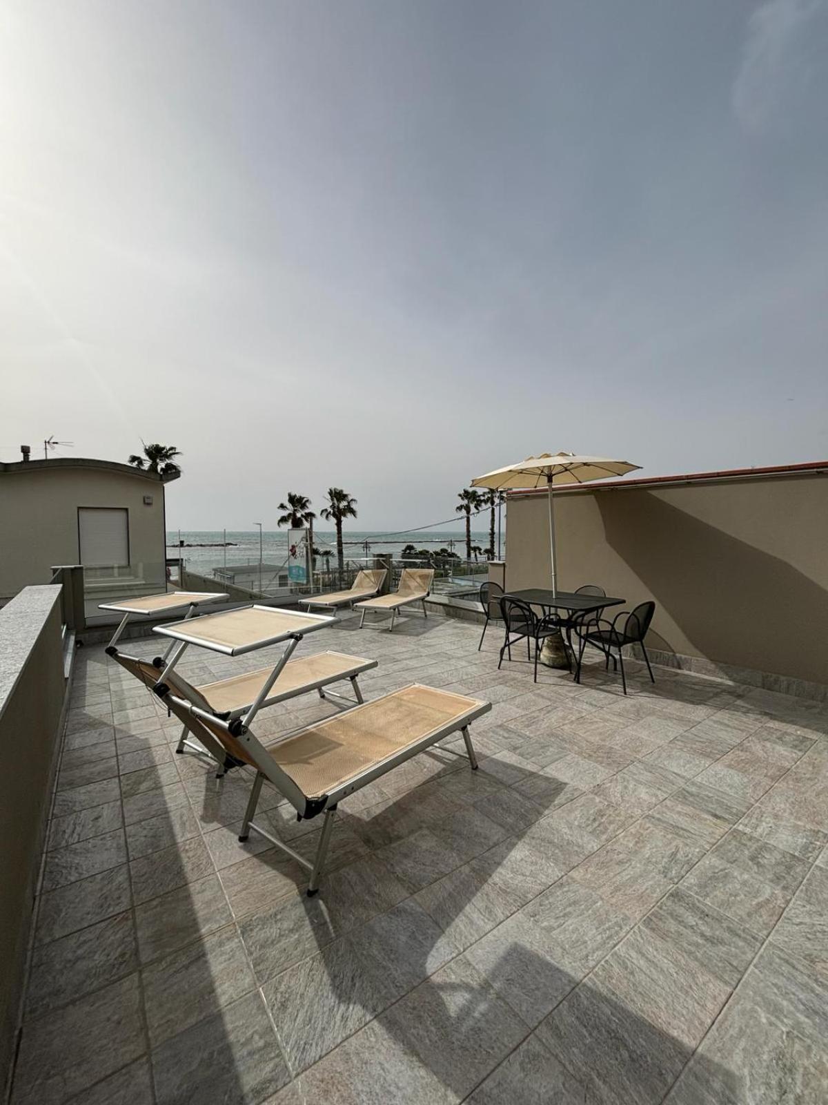 Hotel Delle Rose San Bartolomeo Al Mare Ngoại thất bức ảnh