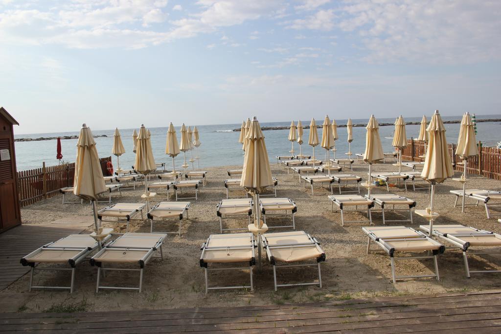Hotel Delle Rose San Bartolomeo Al Mare Ngoại thất bức ảnh